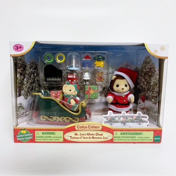 Calico Critters Mr. Lion's Winter Sleigh Holiday Set and Light Up Street Light - Picture 2 of 7